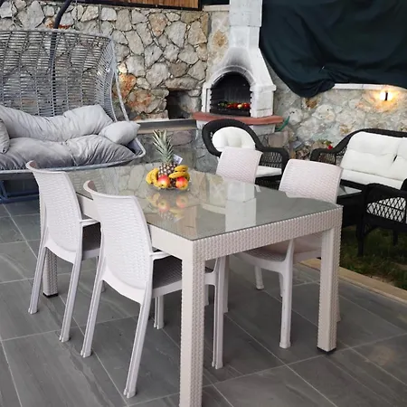 Doga Icinde Havuzlu Lueks Beyaz