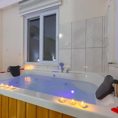 Doga Icinde Havuzlu Lueks Beyaz * Kas